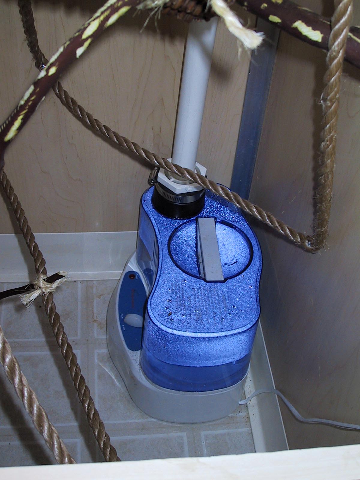 Cage humidifier