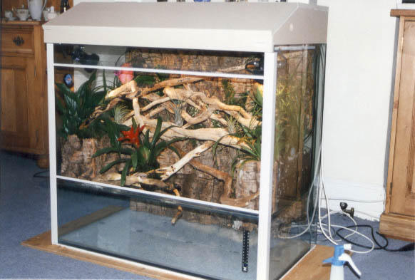 Small hydroponic viv.