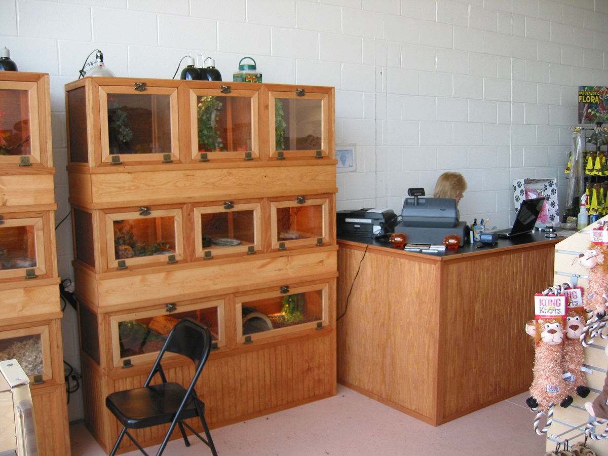 pet shop display www.cagecompany.com