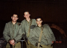 i'm beetween 2 soldiers
