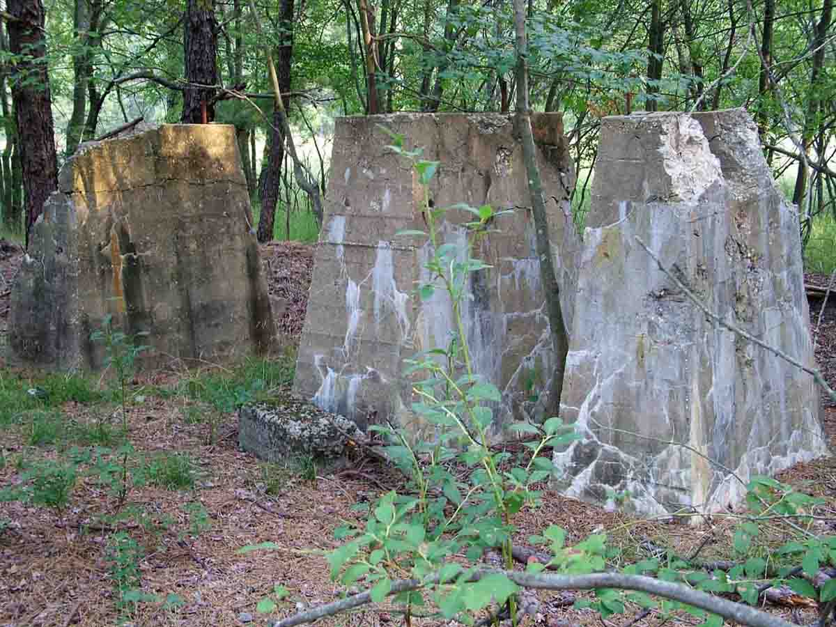 Loading platform remnants