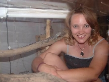 g/f in frilled dragon cage