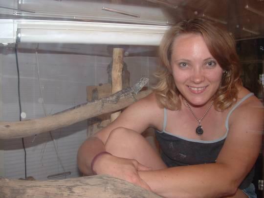 g/f in frilled dragon cage